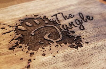 Grabado láser en tabla de picar - The Dungle
